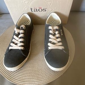 Taos Sneaker Star Canvas Ladies 9.5 wide